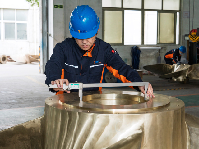 Marine propeller machining operation at JinYe workshop